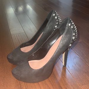 Vince Camuto studded leather peep toe heels size 9
